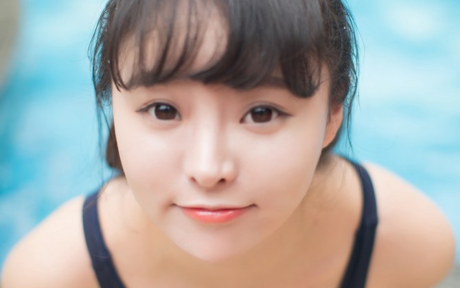 可爱泳池丰满女孩图片电脑壁纸