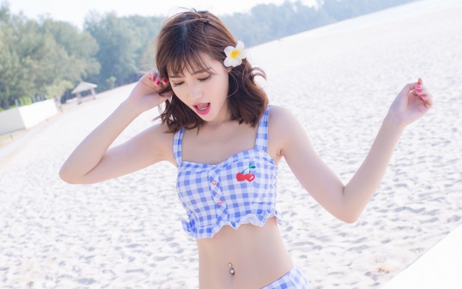沙滩花朵青春比基尼女孩图片下载