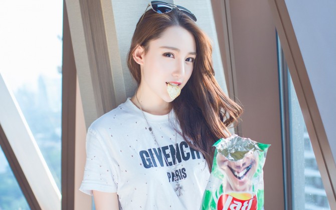 薯片清纯甜美女孩壁纸图片