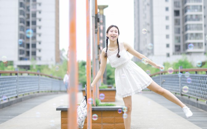 白裙甜美麻花辫女孩高清图片