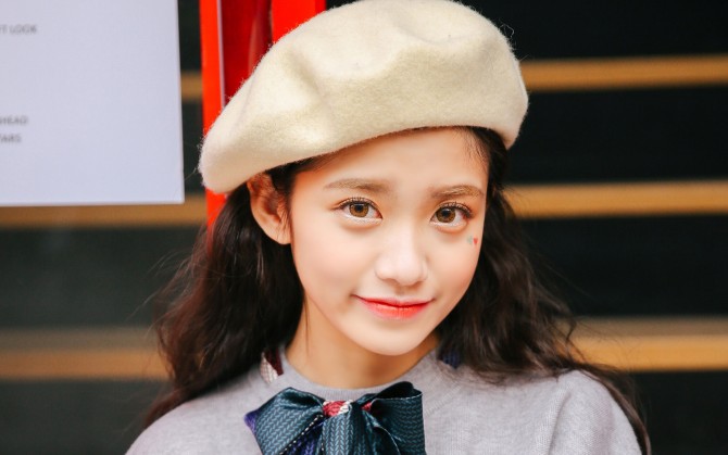 复古短发大眼睛女孩壁纸下载