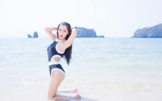 大海景色比基尼红唇美女
