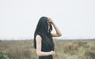 森系青春长发女生图片下载