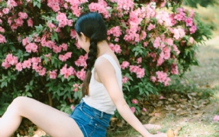红色清新花朵美丽女孩图片壁纸