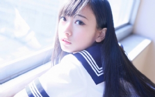 长发甜美青春女孩图片壁纸