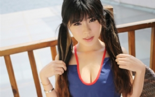 可爱小辫子巨乳美女图片桌面下载
