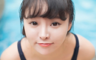 可爱泳池丰满女孩图片电脑壁纸