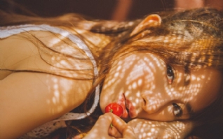 樱桃甜美清纯美丽女孩图片壁纸