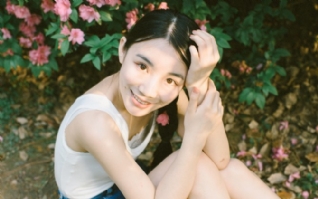 花朵树叶青春甜美女生图